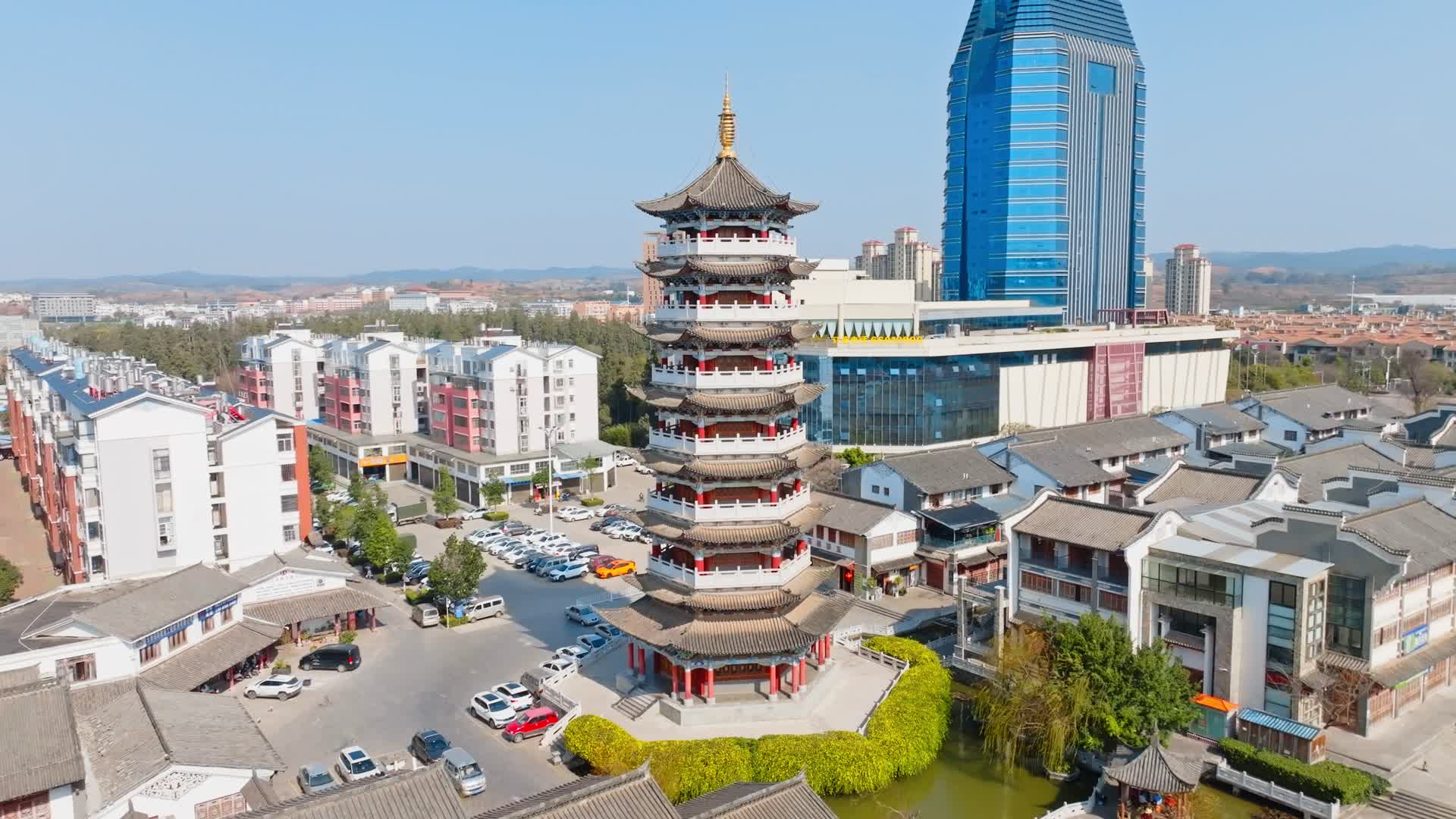 云南石林万城阿诗玛小镇文笔路塔楼建筑航拍视频的预览图