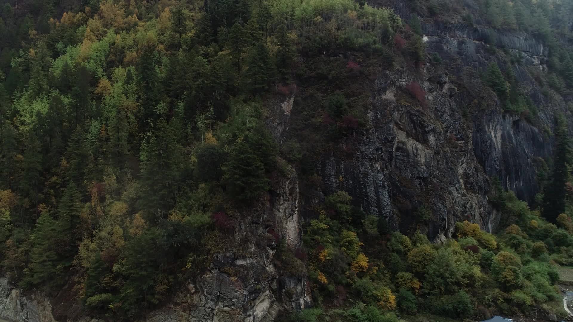 航拍大山里景色视频的预览图