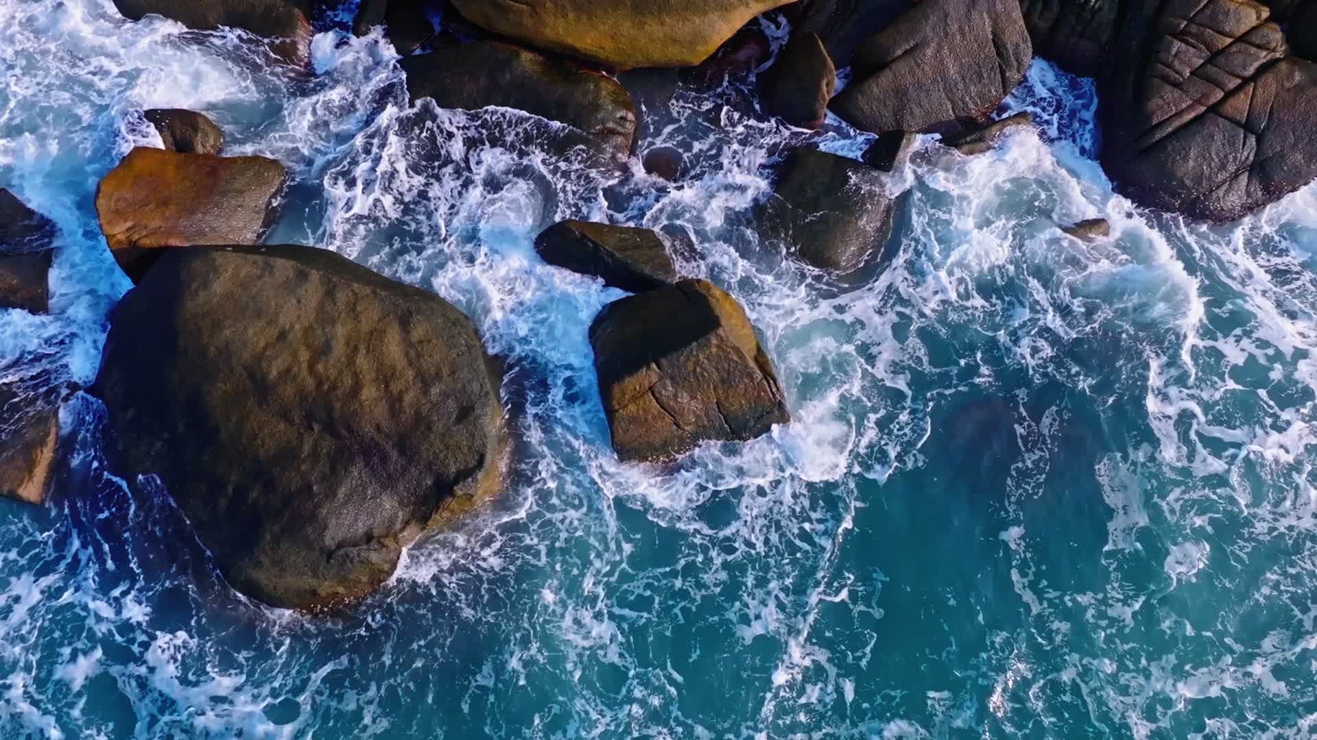海南三亚海棠湾后海岛屿浪花慢动作视频的预览图
