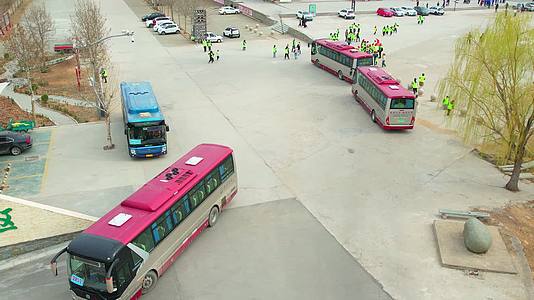 大巴车公交车学生团建义务植树集合人群旅游乘车车队下车视频的预览图