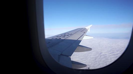 飞机高空穿越云层窗外美景视频的预览图