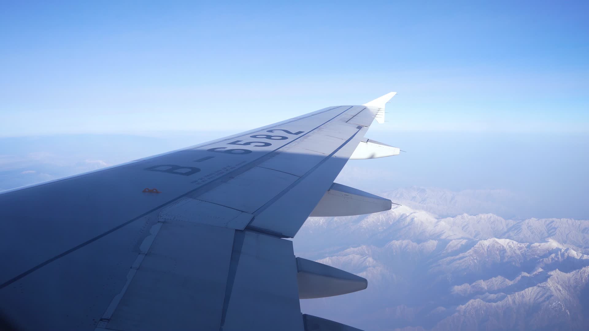 海南航空旅游飞机高空穿越云层鸟瞰地球视频的预览图