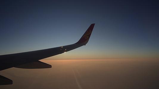 旅游飞机高空穿越云层飞行视频的预览图