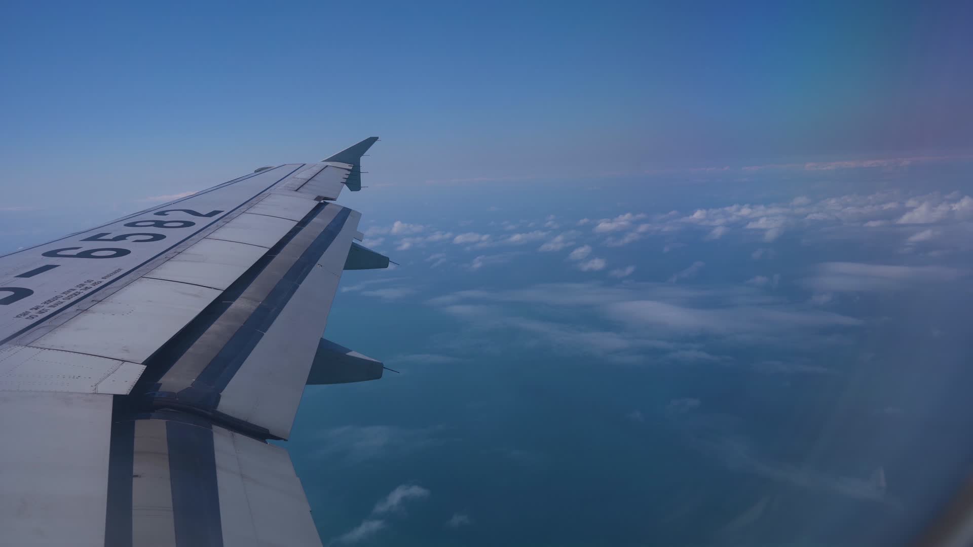 三亚飞机航拍云层鸟瞰视频的预览图