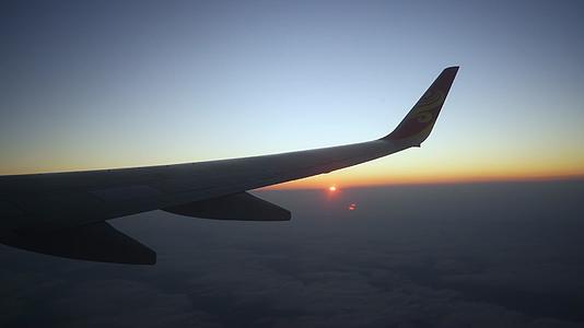 日出飞机航拍穿越云层视频的预览图