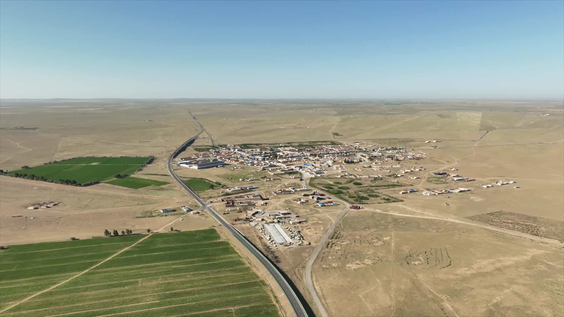 G242国道西北荒原公路视频的预览图