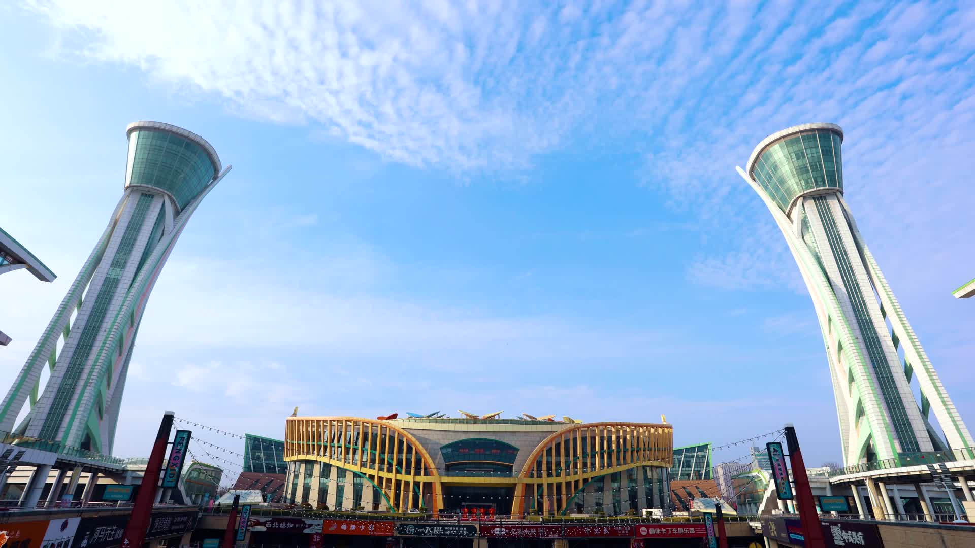潍坊文化艺术中心市府广场延时拍摄视频的预览图