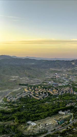 高清竖屏延时航拍新疆布尔津日出和城市风景视频的预览图