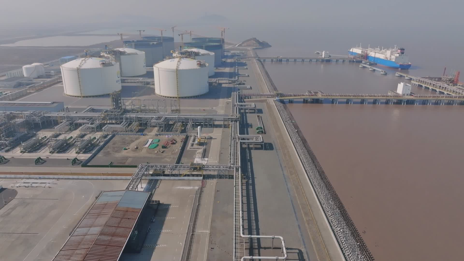 舟山码头新奥集团储气罐能源安全清洁能源LNG船天然气运输船大型储能罐原油罐视频的预览图
