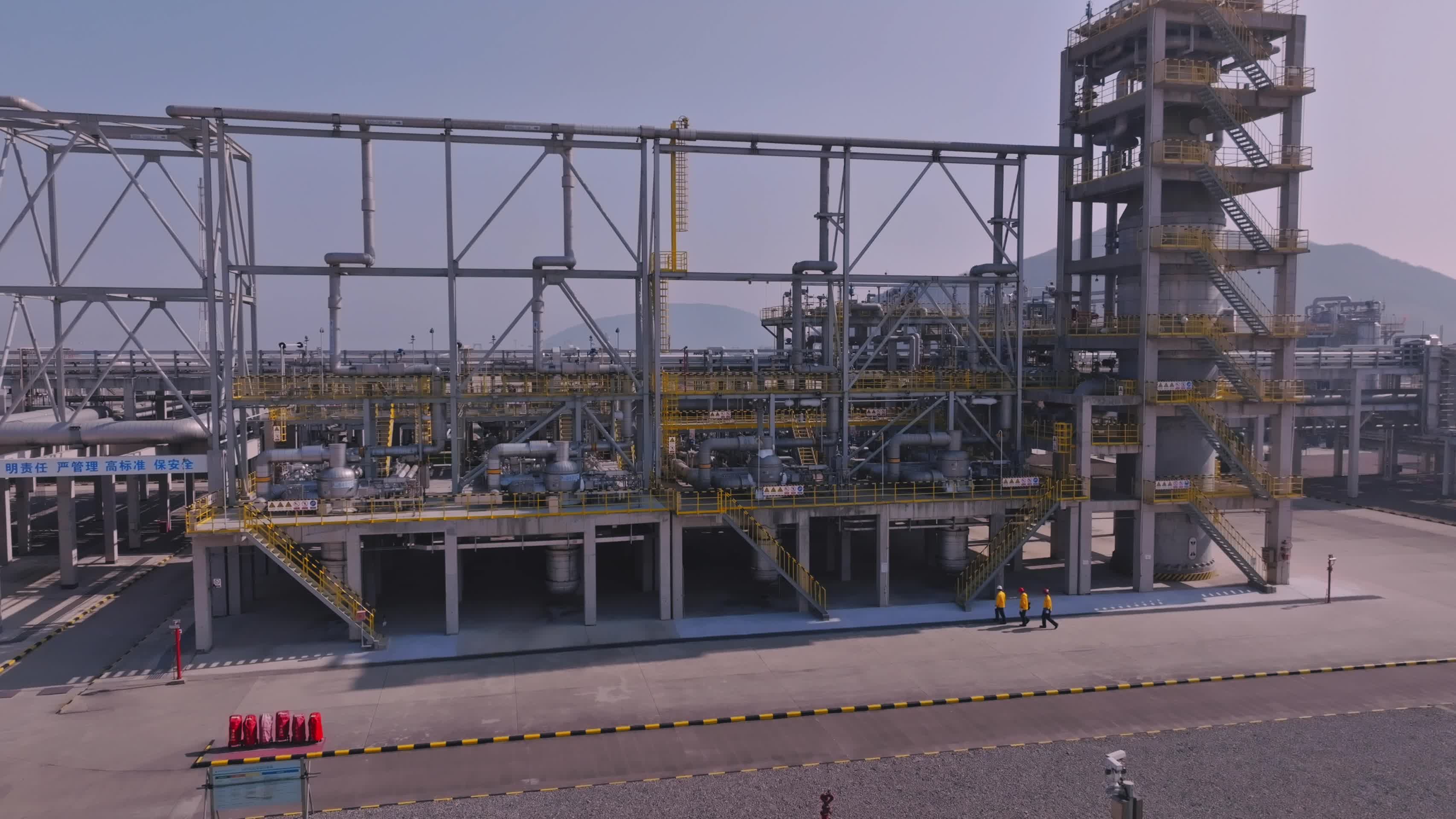 燃气管道工人检查燃气公司管线工厂燃气管线视频的预览图