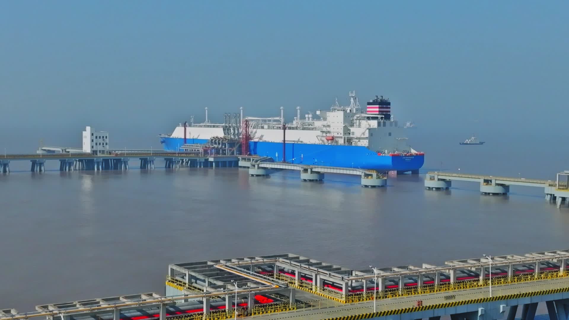 LNG船燃气码头大轮船视频的预览图