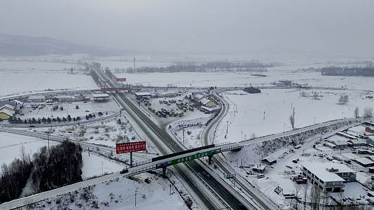 延时航拍东北高速服务区车流雪景视频的预览图