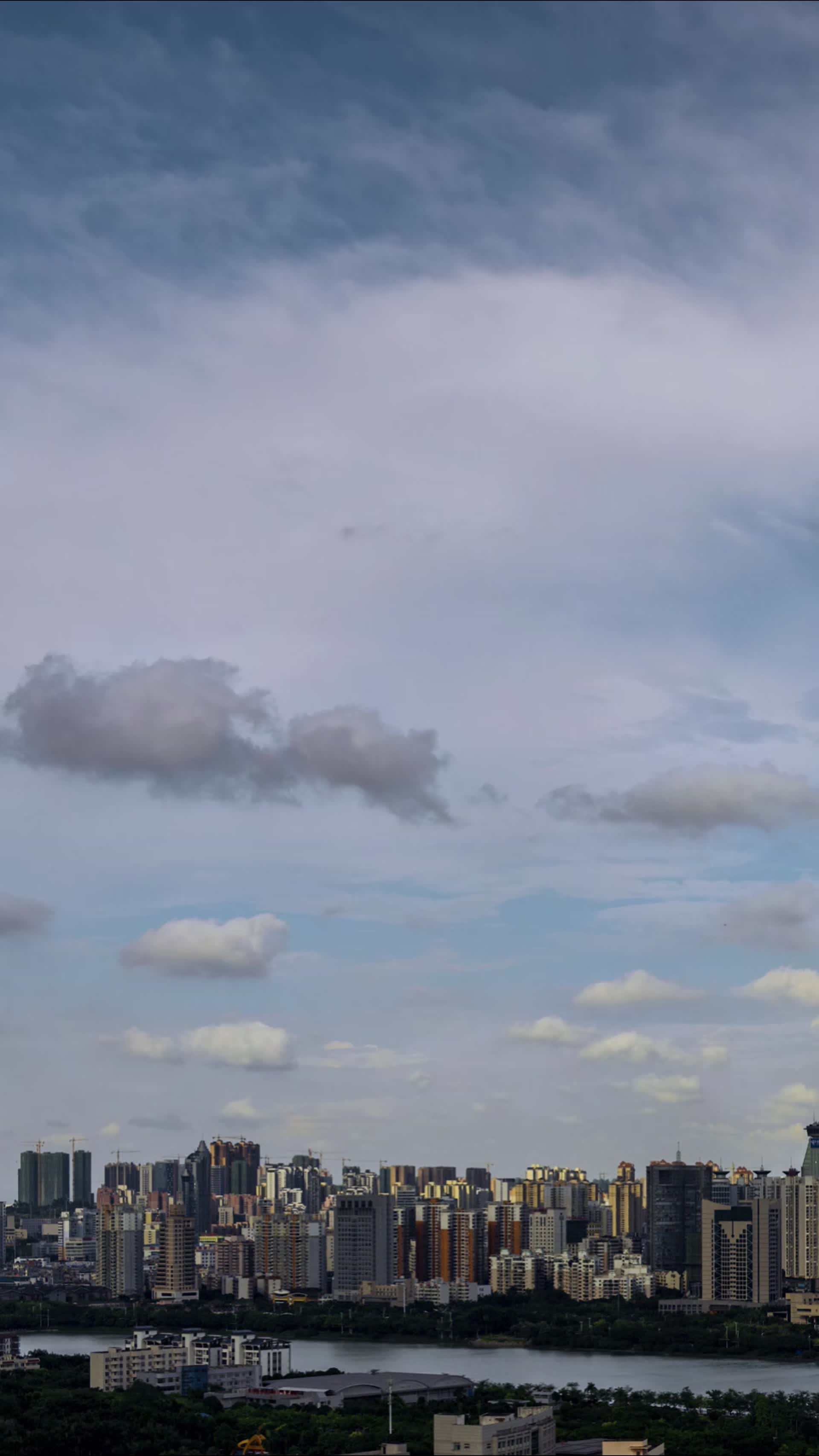 高清竖屏延时航拍南湖两岸城市风光日转夜视频的预览图