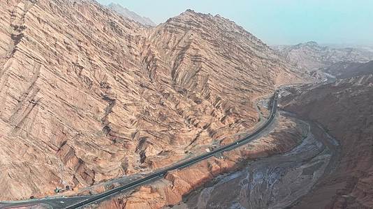 4K航拍新疆最美的独库公路美景视频的预览图