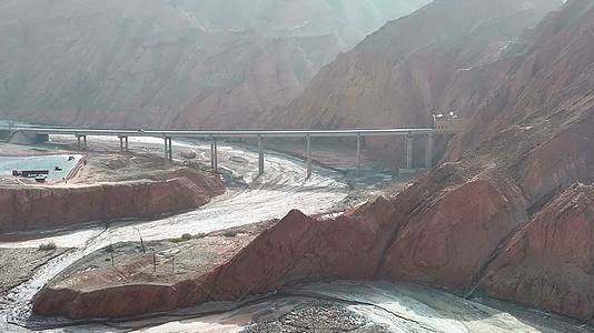 4K航拍南疆最美独库公路美景视频的预览图