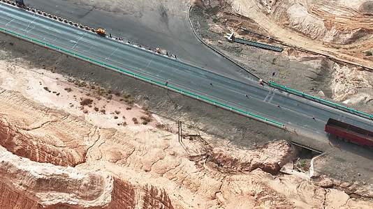 4K航拍南疆独库公路风景视频的预览图