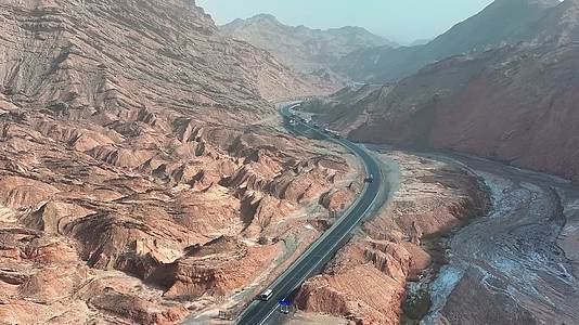 4k航拍自然南疆独库公路自然景色视频的预览图