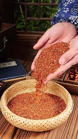 红米食材特写五谷杂粮视频的预览图