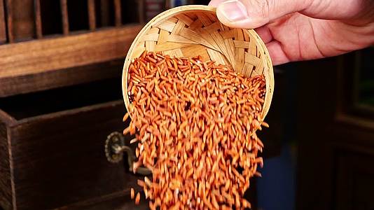 红米食材特写五谷杂粮视频的预览图