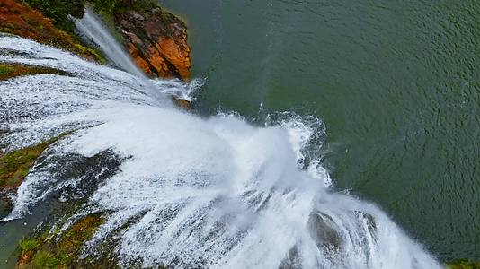云南曲靖九龙瀑布群瀑布水流倾泻特写航拍视频的预览图