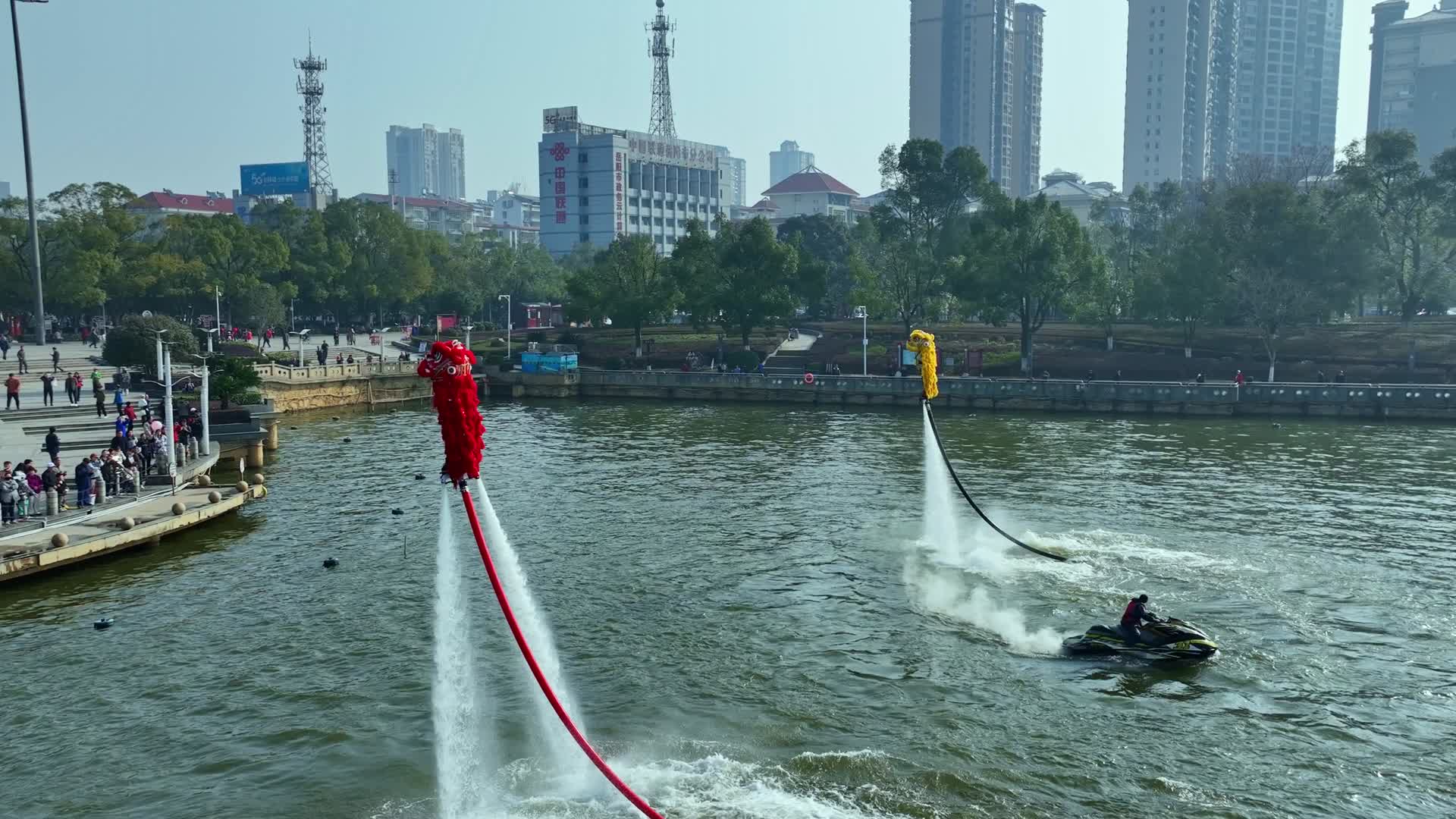 水上飞人舞狮表演航拍视频的预览图