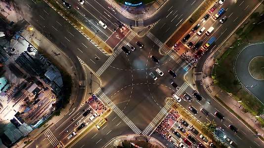 4K鸟瞰夜景城市十字路口车流视频的预览图