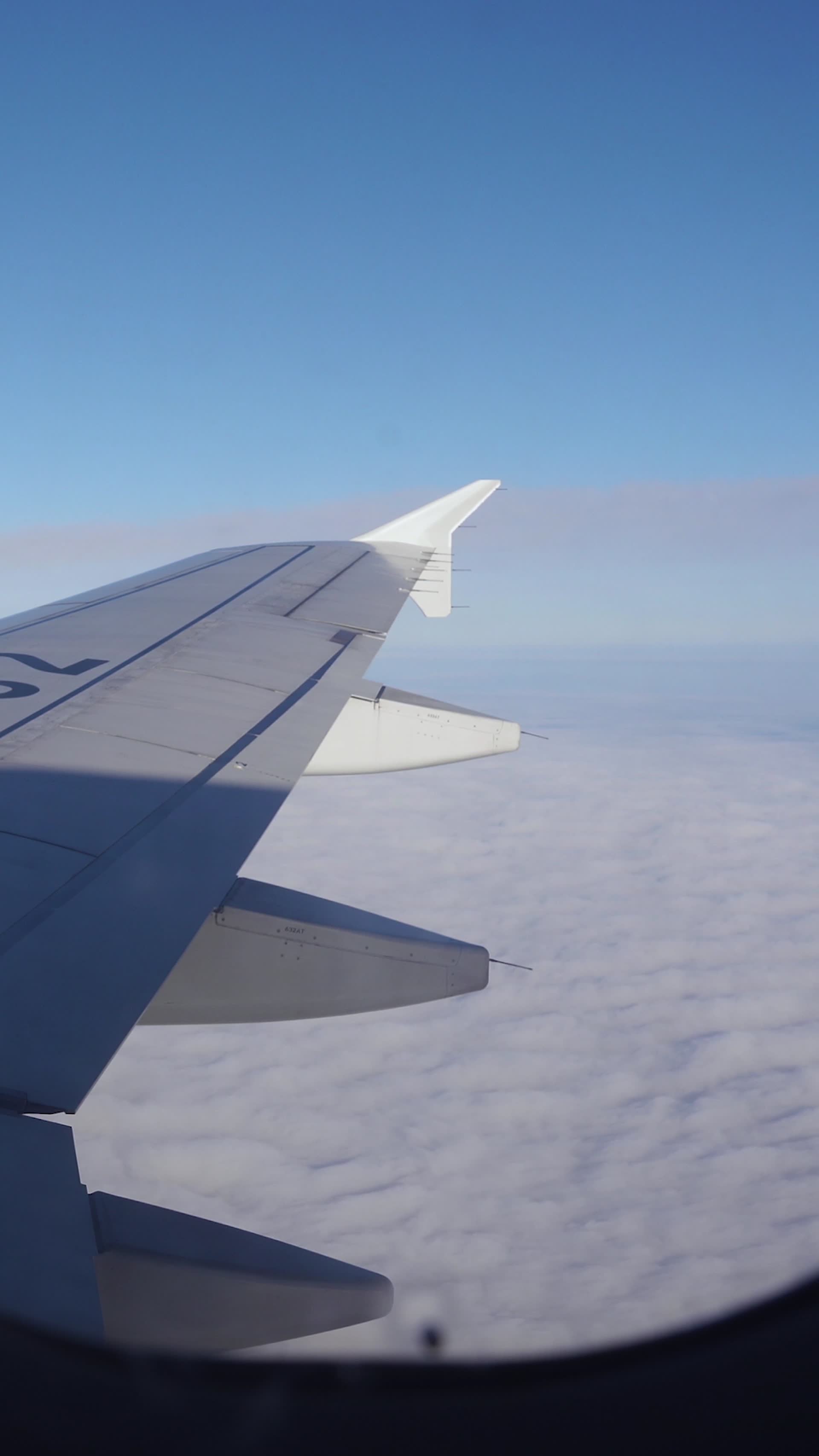 三亚旅游飞机高空穿越云层飞行视频的预览图