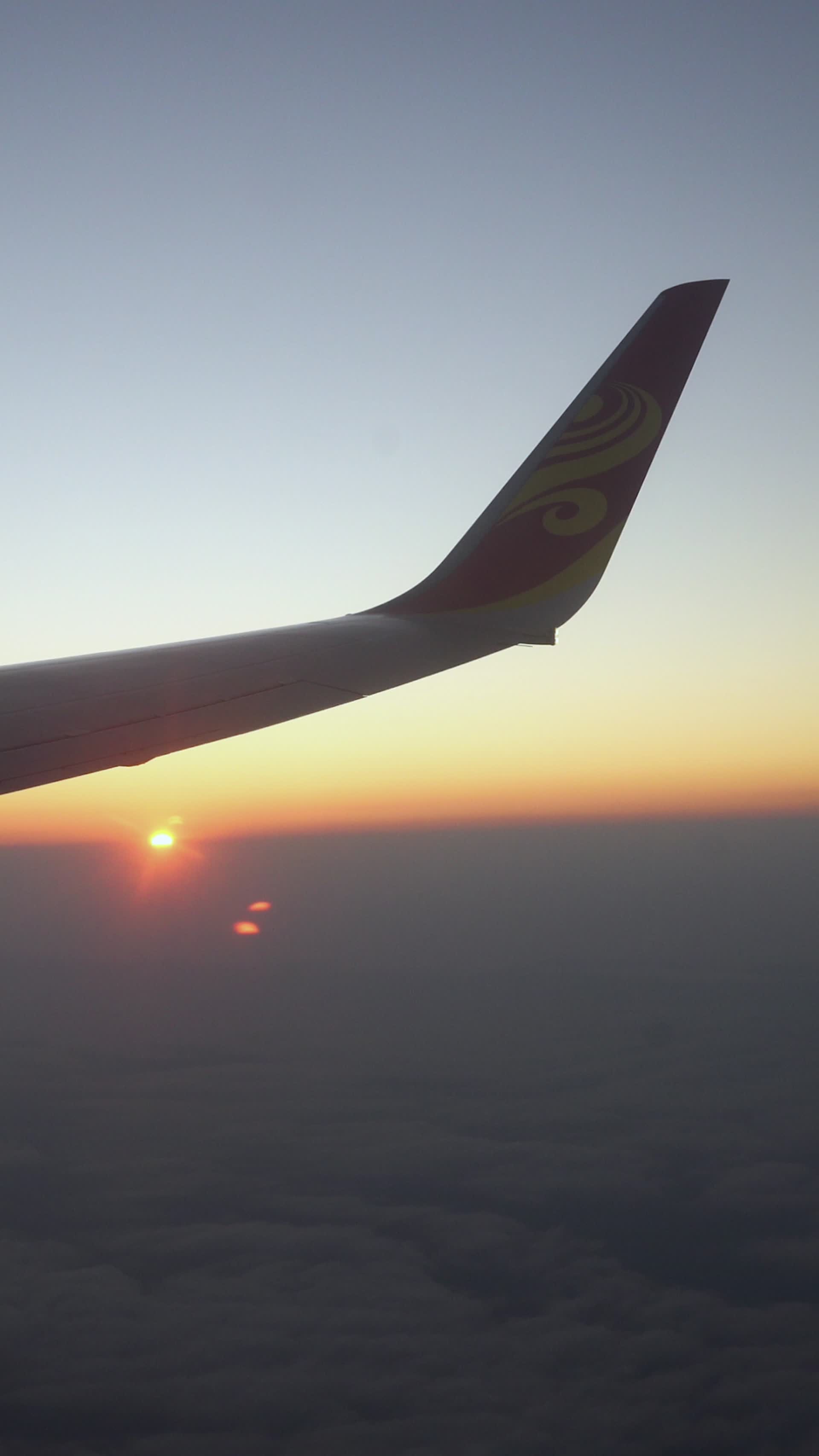 飞机高空穿越云层日出飞行视频的预览图