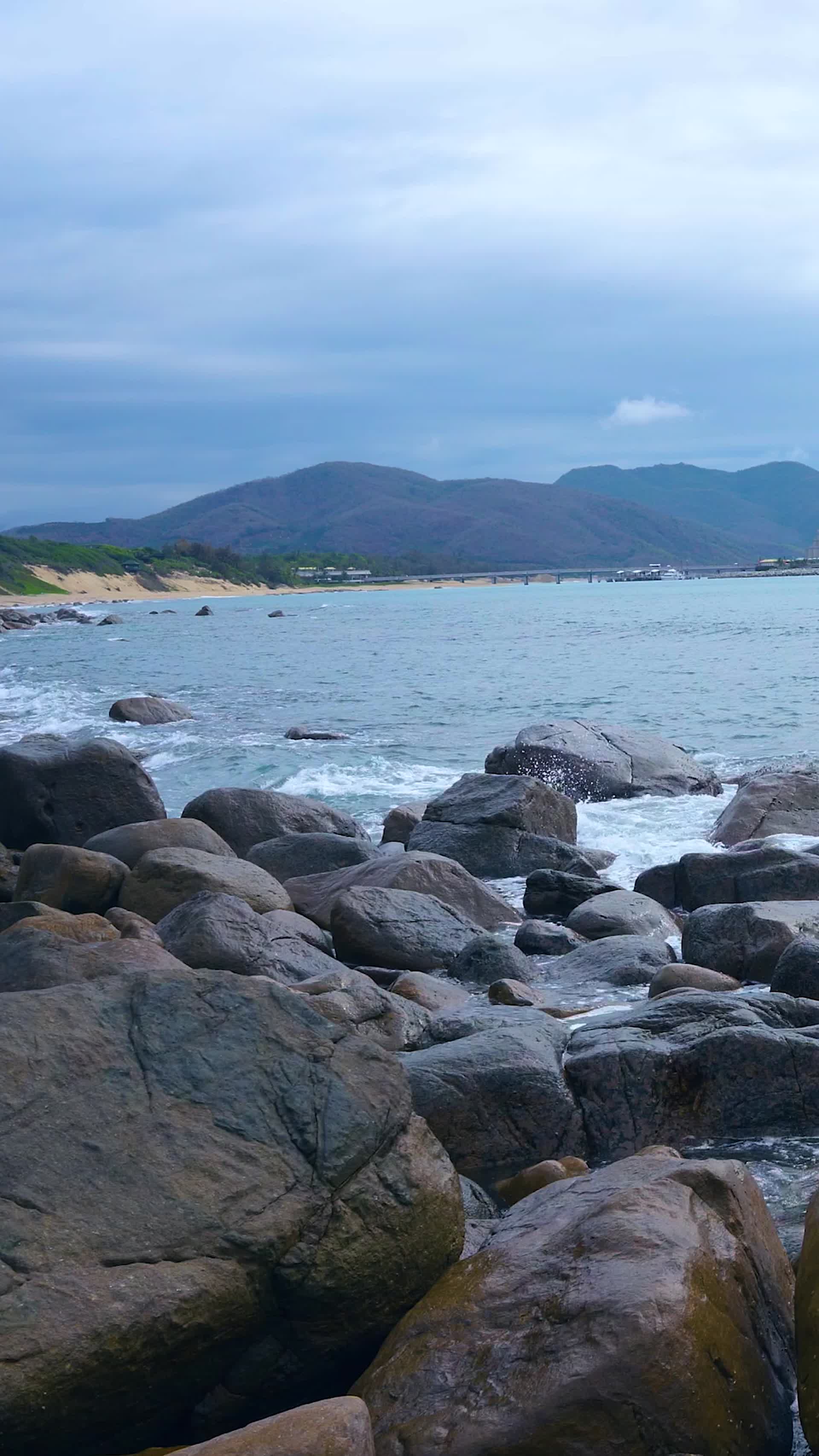 三亚南海观世音菩萨大海岩石礁石视频的预览图