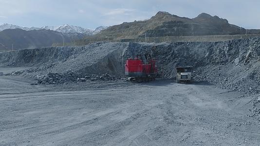 西北采矿场露天采矿场雪山下的矿场矿石加工厂西北工厂厂房视频的预览图