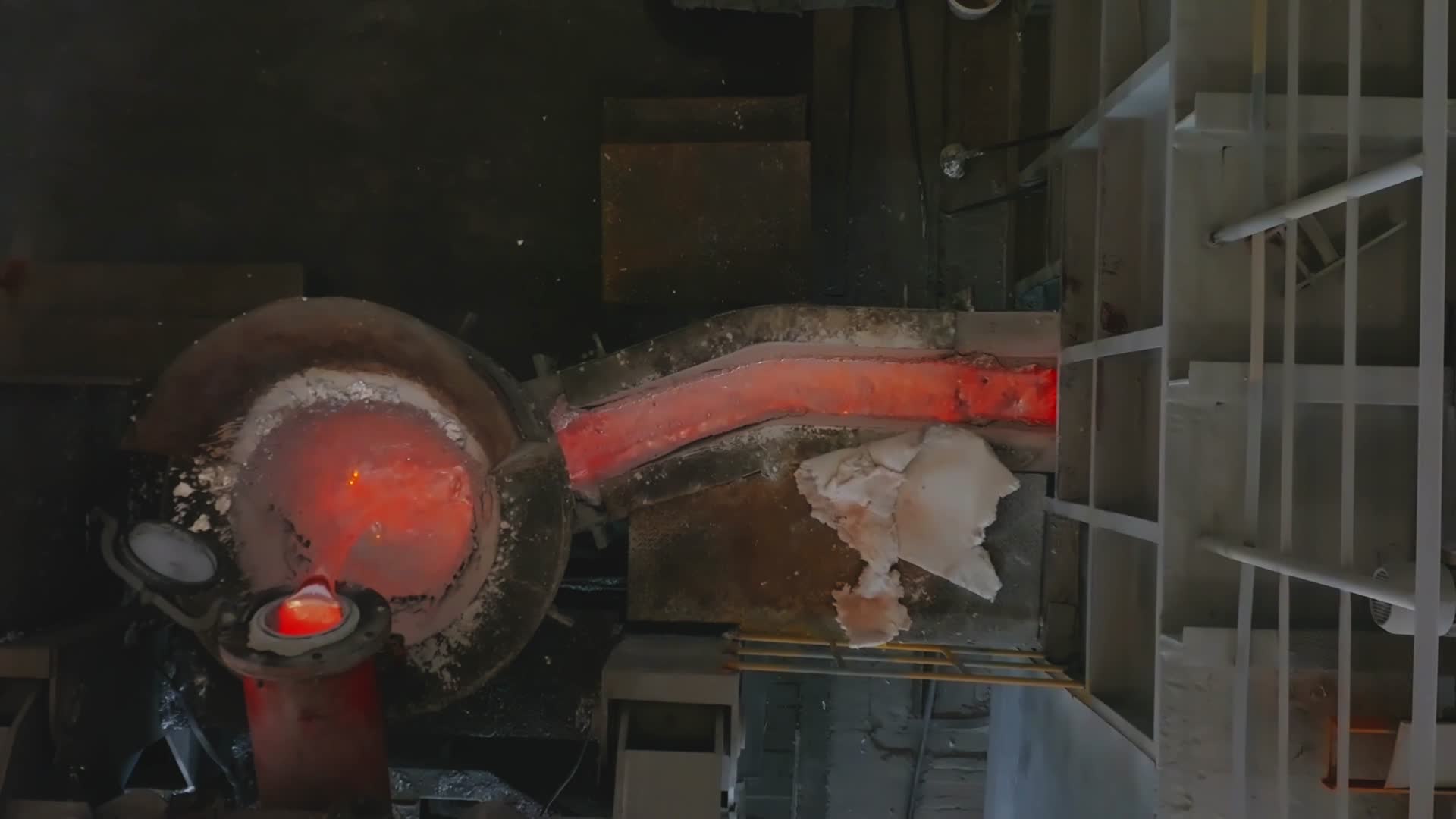 钢铁厂铁水钢铁行业炼铁行业钢铁厂锻造冶炼视频的预览图