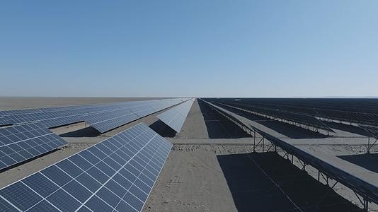 太阳能电池板光伏产业西北太阳能绿色能源碳排放视频的预览图