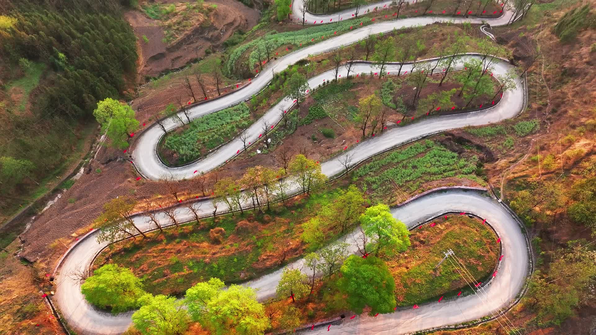 4K航拍贵州晴隆县二十四道拐风光无限视频的预览图