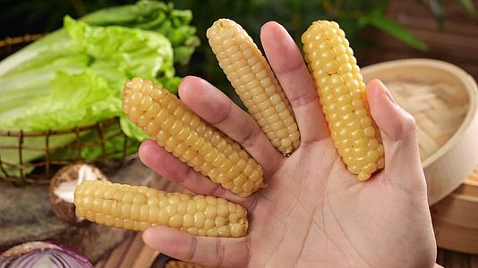 玉米拇指玉米拇指小玉米视频的预览图