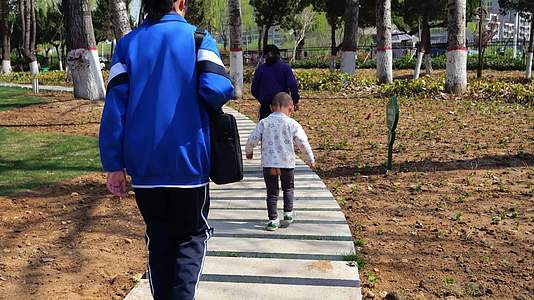 公园滕州荆河公园闲游玩春天人群周末散步视频的预览图