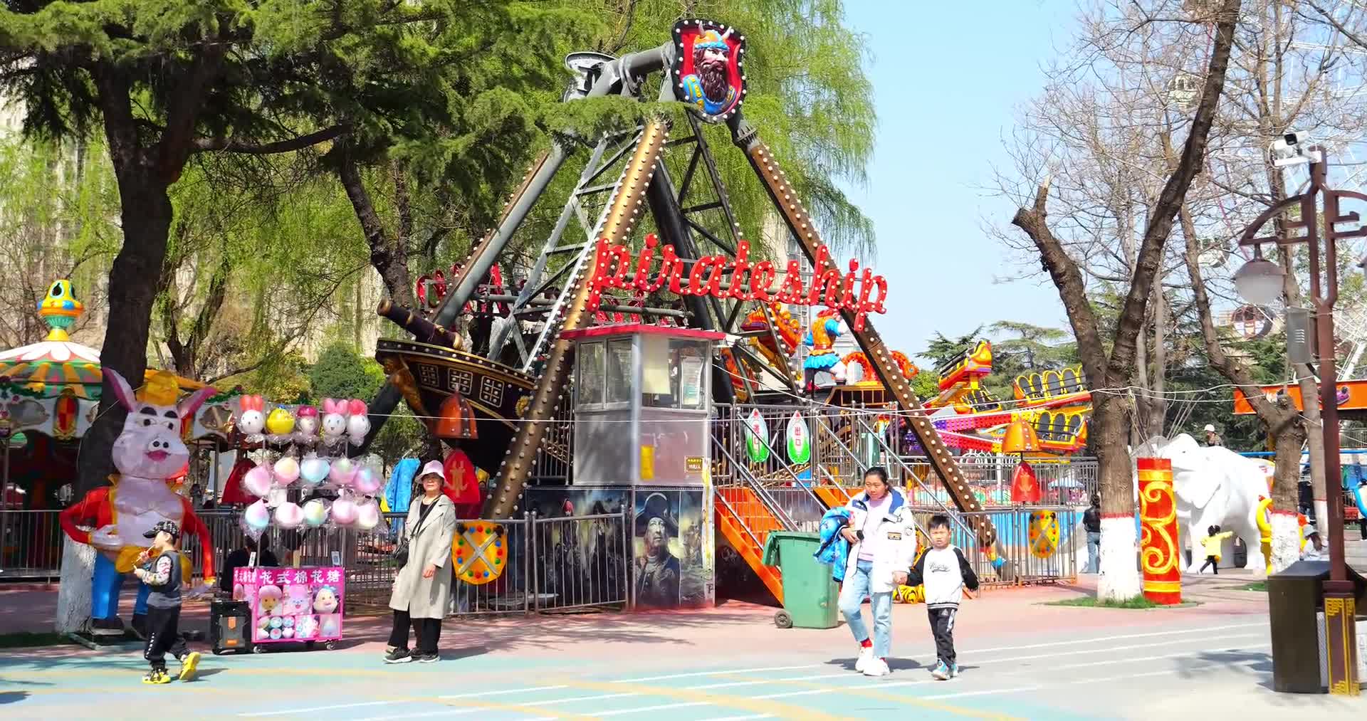荆河公园滕州海盗船游乐园儿童乐园游玩旋转木马小火车视频的预览图