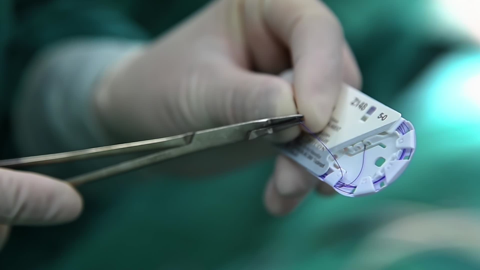 手术室手术台腹腔微创手术手术准备工作手术医疗器械手术中的医生视频的预览图
