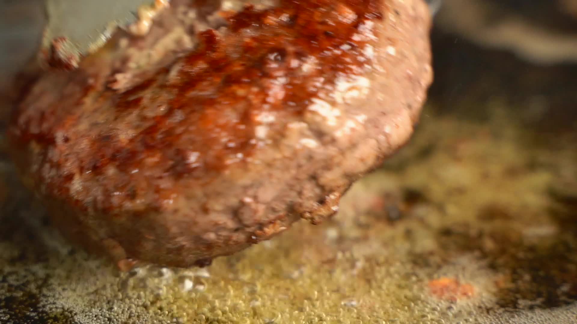 煎牛肉饼慢镜头视频的预览图