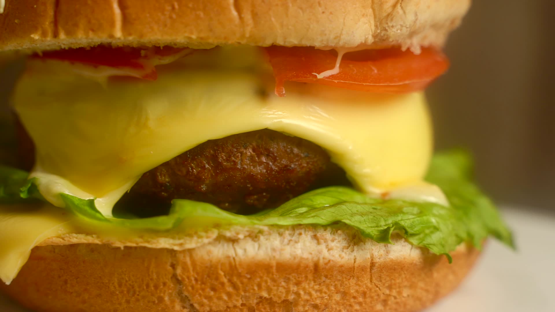 牛肉汉堡特写镜头4K视频的预览图