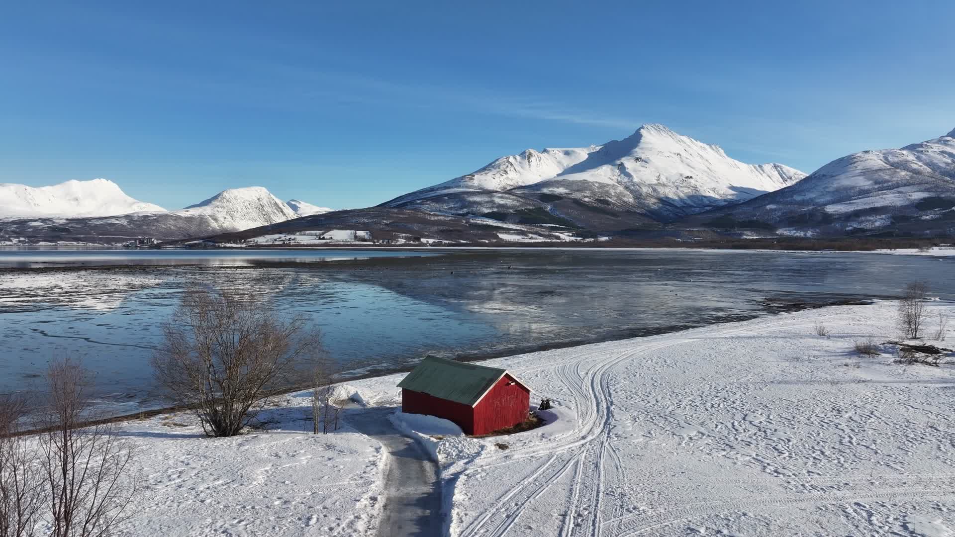 航拍挪威北部城市芬斯内斯视频的预览图