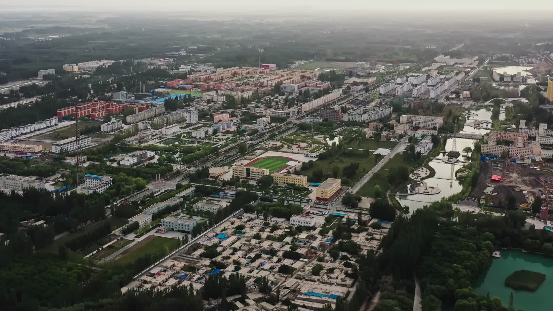 航拍新疆乌什县视频的预览图