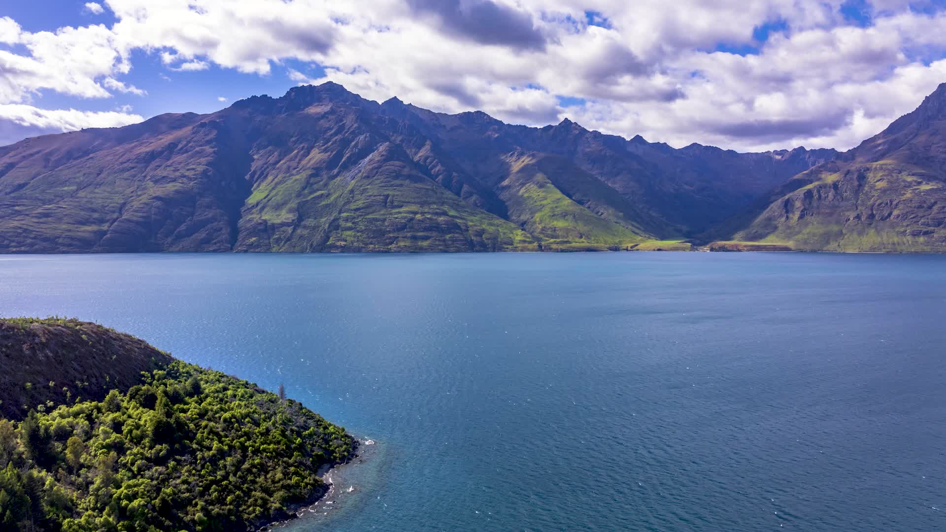新西兰皇后镇瓦卡蒂普湖蓝天白云雪山光影视频的预览图