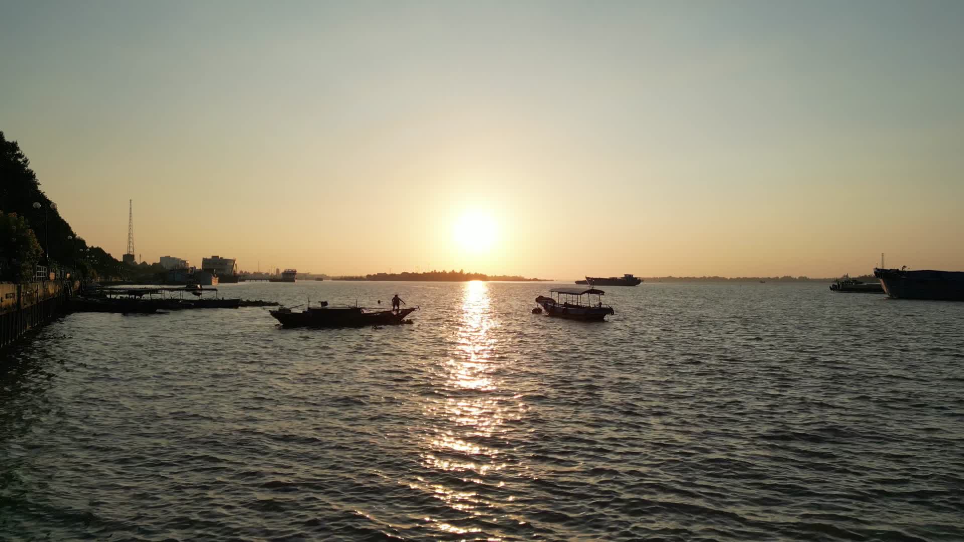 湄公河渔民湄公河入海口日出渔船渔网渔民入海口日出海河捕鱼视频的预览图