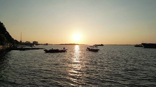 湄公河渔民湄公河入海口日出渔船渔网渔民入海口日出海河捕鱼视频的预览图
