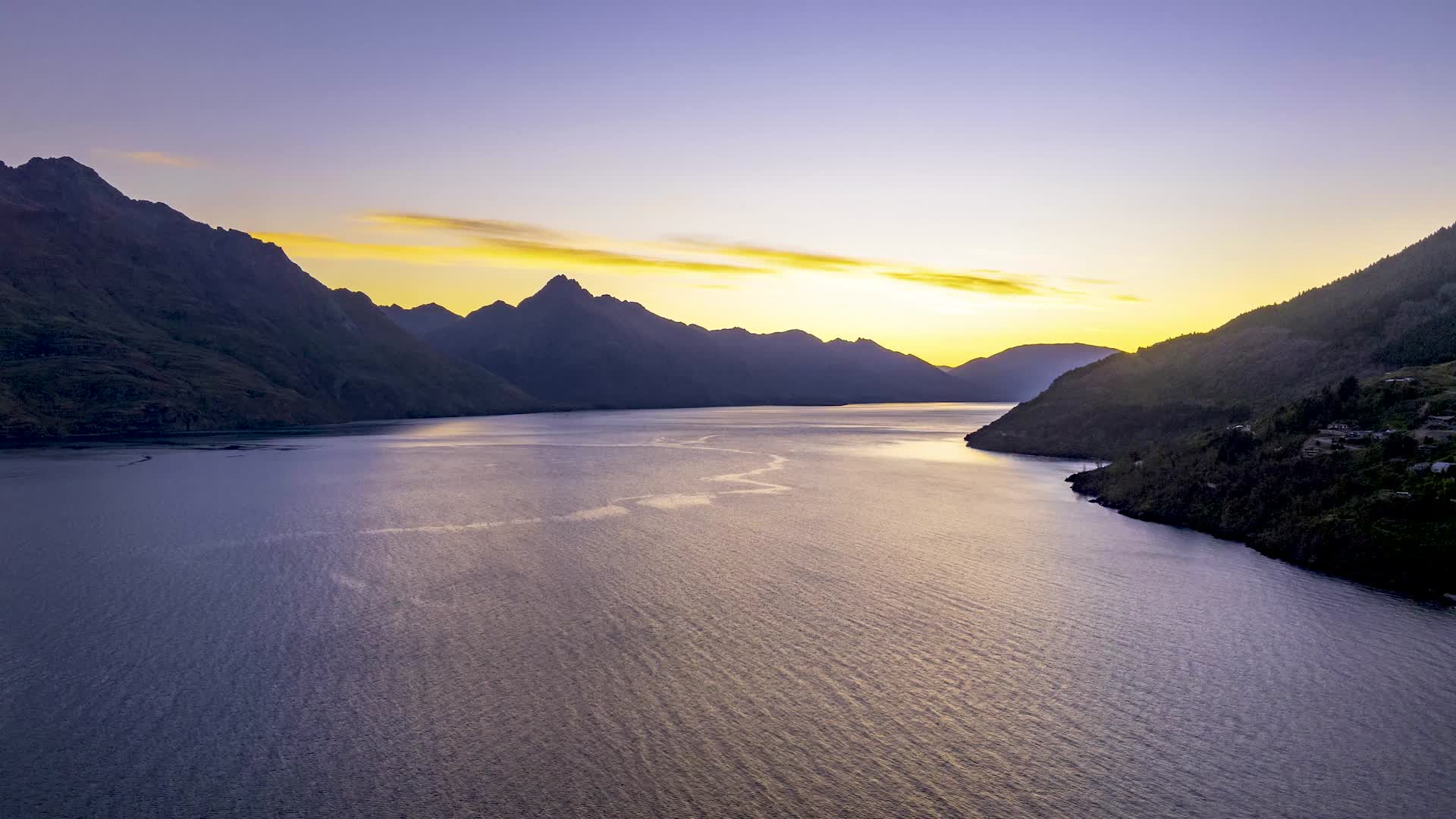 延时航拍皇后镇瓦卡蒂普湖晨光美景视频的预览图
