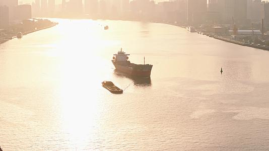 上海黄浦江船航拍视频的预览图