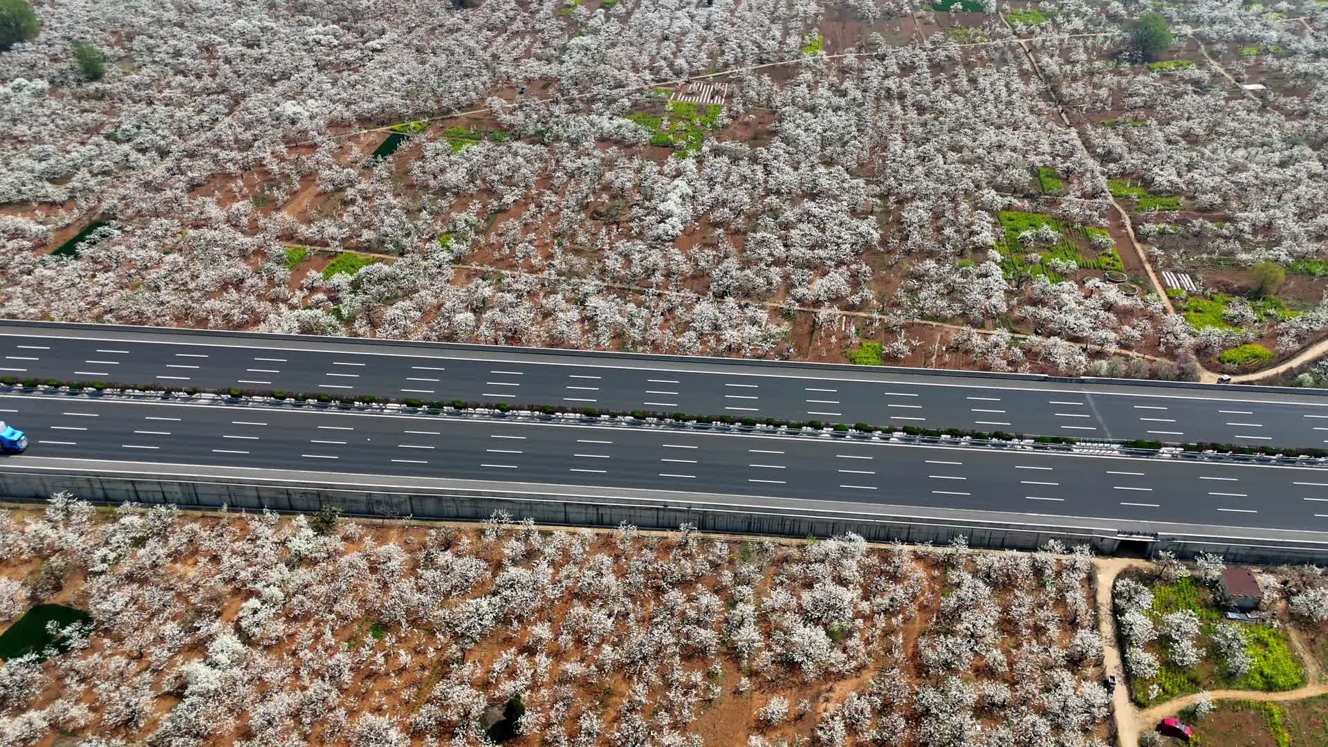 航拍春天里的京台高速视频的预览图