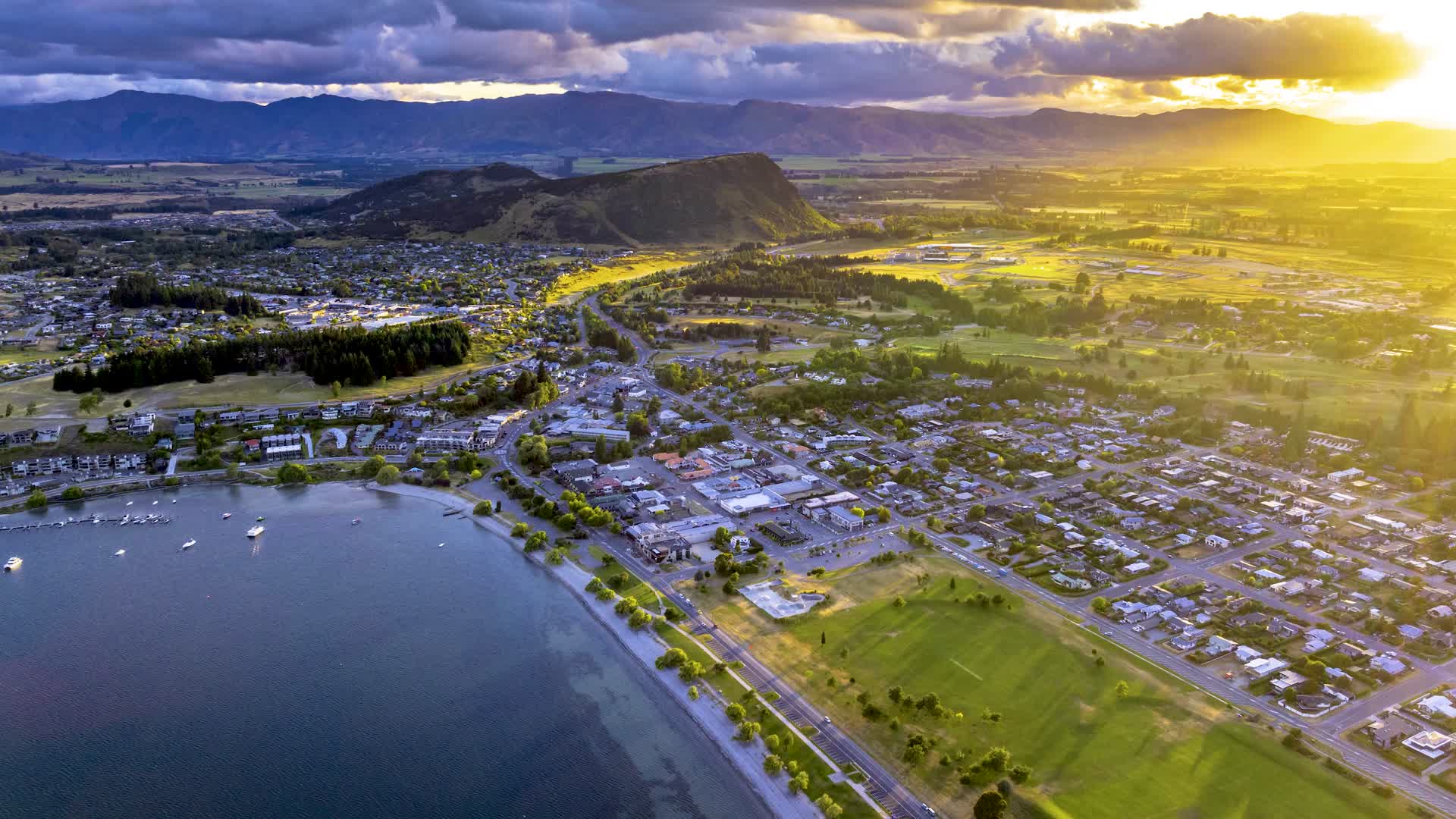 新西兰瓦纳卡小镇黄昏迷人光影视频的预览图