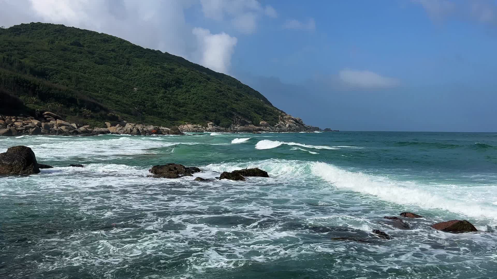 海浪与礁石视频的预览图