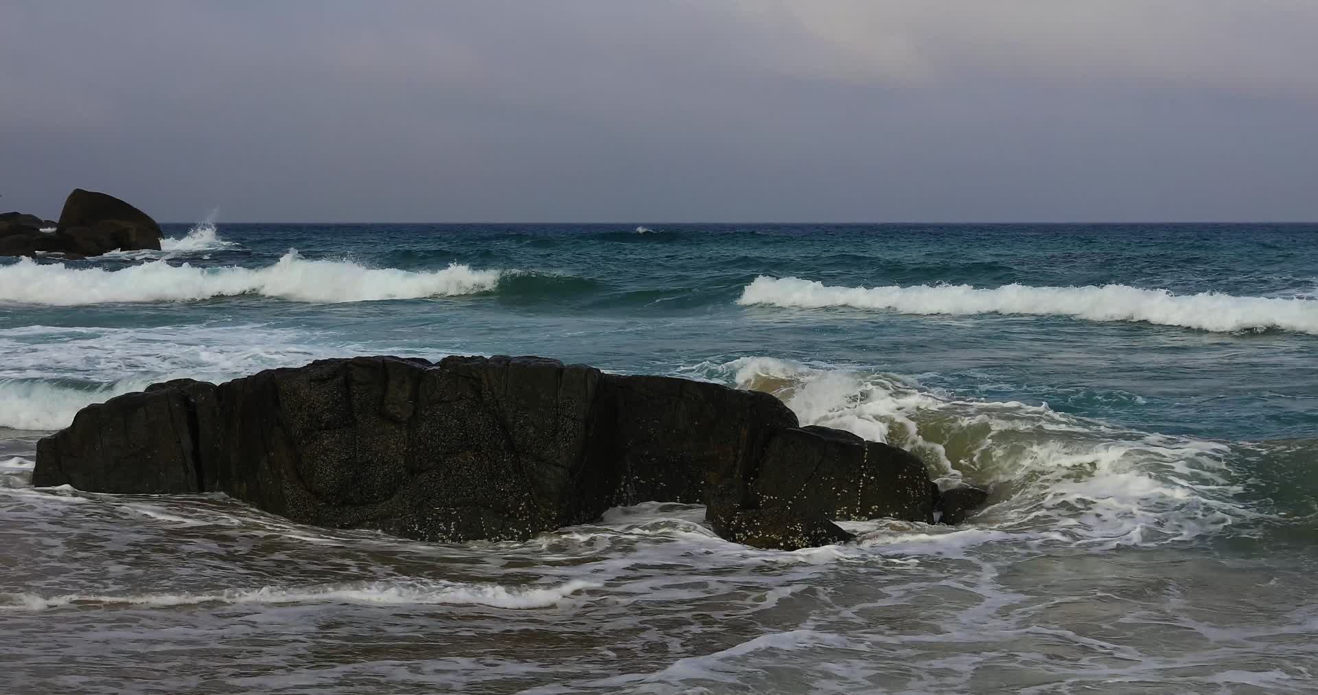 海浪与礁石视频的预览图